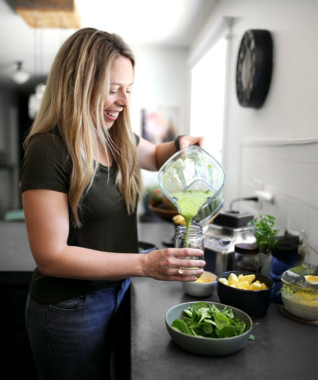 Jen Hansard pouring a smoothie